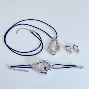 Vantel Pearls necklace, bracelet & Earrings set